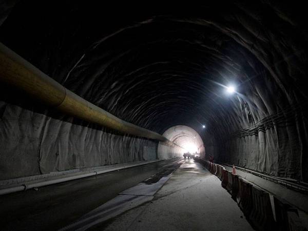 Terowong Laluan Rel Pantai Timur (ECRL) Kuantan yang sedang dalam pembinaan. Walaupun namanya Terowong Kuantan, uniknya terowong ini ialah sebahagian besar laluan tengahnya berada di negeri Terengganu meskipun ‘jalan’ masuk dan keluar terletak di Pahang. 