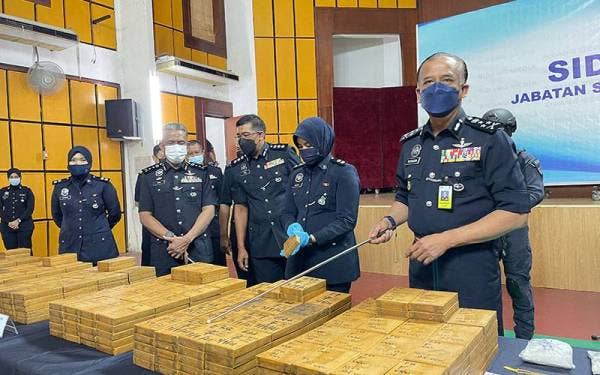 Sebanyak 1,000 bungkus heroin base dirampas di kawasan perindustrian Bukit Minyak, Bukit Mertajam pada Jumaat lalu.