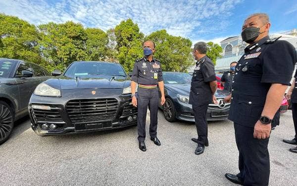 Razarudin (tiga dari kanan) menunjukkan kenderaan yang dirampas dari sindiket penyeludupan dan pengedaran dadah.