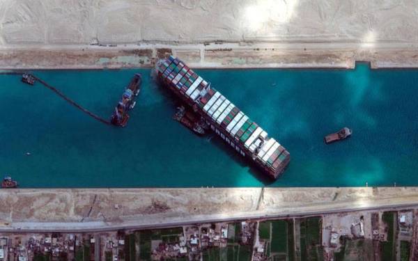 Kapal MV Ever Given yang melintang di Terusan Suez menyebabkan puluhan kapal terpaksa mencari laluan alternatif pada Mac lalu. - Foto: Agensi