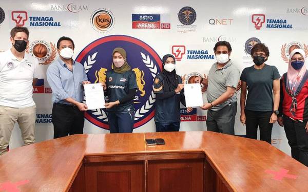 Tiga dari kanan, Presiden Konfederasi Hoki Malaysia (KHM), Datuk Seri Subahan Kamal menyerahkan sijil tiada halangan (NOC) kepada Nuraini manakala Pengerusi Jawatankuasa Pengurusan Pasukan Kebangsaan, Datuk Ahmad Najmi Abdul Razak (dua, kiri) menyerahkan NOC kepada Fatin Shafika sambil disaksikan Timbalan Presiden KHM, Datuk Dr S Shamala; Pengarah Teknikal Pembangunan dan Skuad Projek Khas KHM, Paul Revington (kiri) dan Ketua Pegawai Eksekutif KHM, Norfaraha Hashim (kanan). - Foto Malaysian Hockey Confederation