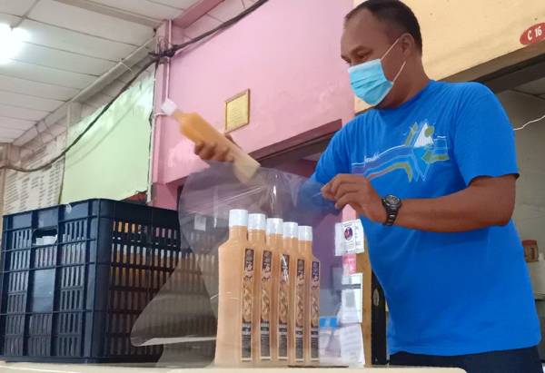 Pekerja Restoran Pondok Kebaboom sedang menyiapkan bungkusan air singgey sebelum dipasarkan.