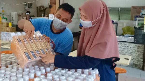 Percubaan berani pasangan suami isteri ini membawa tuah apabila air singgey menjadi 'penyelamat' perniagaan mereka apabila minuman itu 'meletup' sehingga mereka tidak menang tangan mememuhi permintaan para pelanggan.