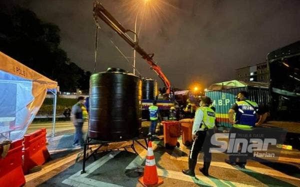 Kerja-kerja penutupan SJR di Lebuhraya Persekutuan.