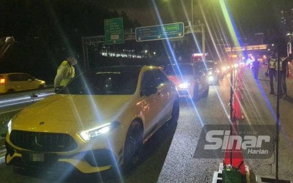 Anggota bertugas membuat pemeriksaan sebelum penutupan SJR di Lebuhraya Persekutuan.