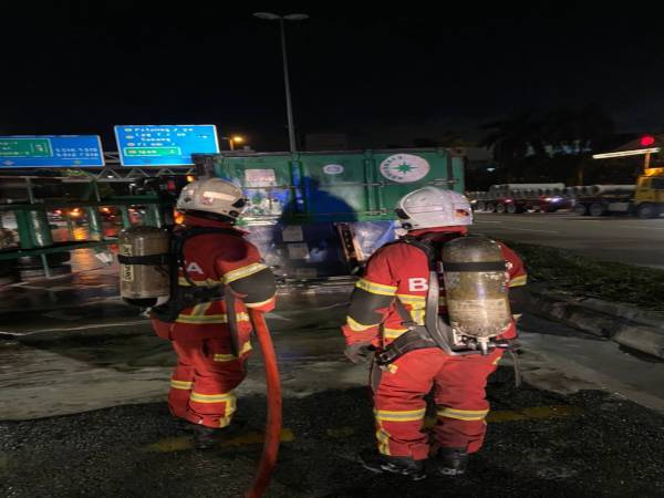 Unit Hazmat BBP Shah Alam turut membantu operasi pembersihan tumpahan bahan kimia di Lebuh Raya Kewajipan, di sini pada Khamis.