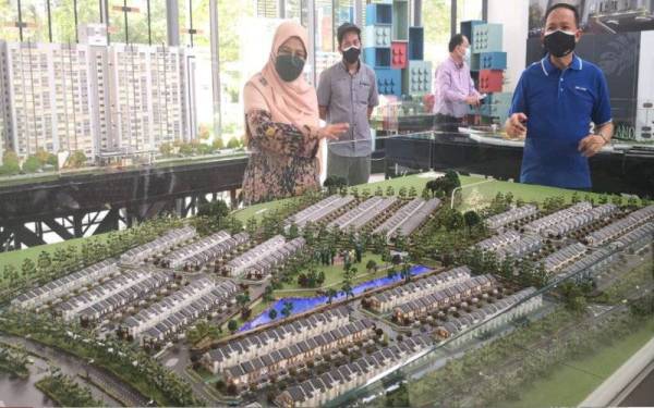 Rodziah melawat galeri jualan bagi projek perumahan Rumah Selangorku di Puncak Alam pada Jumaat.