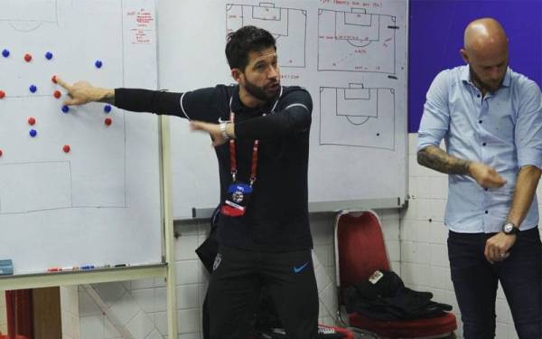 Mora menerangkan taktikal pasukan kepada pemain JDT.