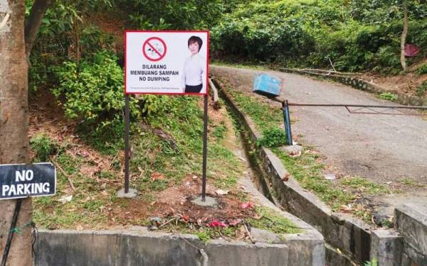 Papan tanda melarang meletakkan kenderaan di bahu jalan Taman Bukit Kepayang.