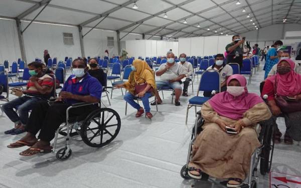 Sebahagian orang awam yang menunggu giliran untuk menerima vaksin di PPV Mega Stadium Hang Jebat.