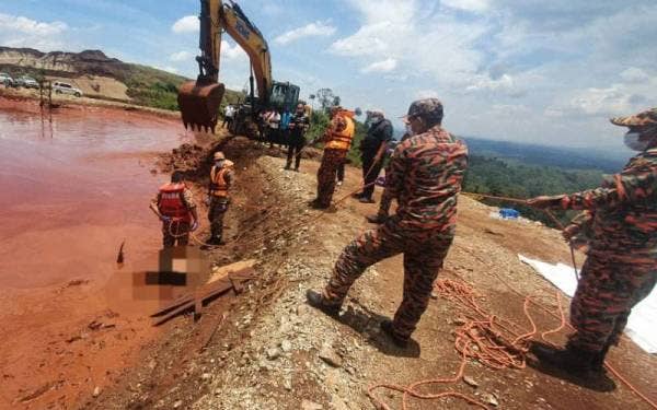 Jengkaut turut digunakan untuk membuka salur kolam supaya air cepat surut untuk mencari mangsa lemas di kolam tadahan sebuah tapak lombong bijih besi di Batu Talam, Cheroh, Raub pada Jumaat. - Foto JBPM PAHANG
