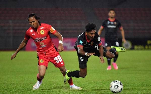 Pemain Sarawak United FC, Uche Agba diasak pemain Negeri Sembilan FC, Mohamad Zamri Pin Ramli pada saingan Liga Premier di Stadium Bola Sepak Kuala Lumpur pada Jumaat. -Foto Bernama