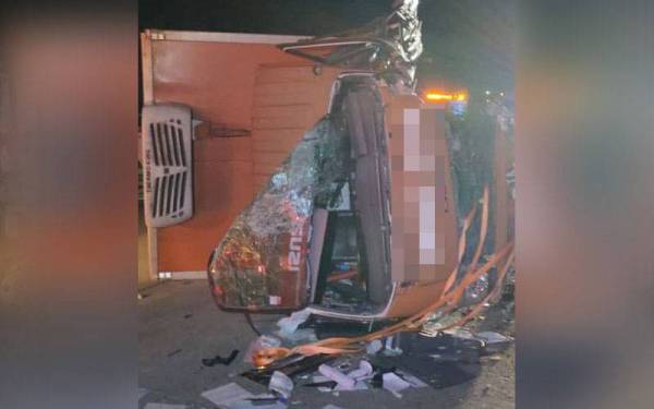 Sebuah lori terbalik dalam nahas tiga kenderaan menyebabkan kesesakan berlaku sejauh hampir enam kilometer di lebuh raya.