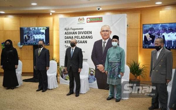 Dari kiri: Ketua Setiausaha MAFI, Datuk Haslina Abdul Hamid; Timbalan Menteri MAFI 1, Datuk Seri Ahmad Hamzah; Ronald; Timbalan Menteri MAFI II, Dr Nik Muhammad Zawawi Salleh dan dan Ahli Jemaah Pengarah NAFAS, Datuk Ali Shikh Ahmad yang hadir pada Majlis Pengumuman Agihan Dividen Skim Pelaburan Khas Peladang-Dana Peladang Kebangsaan di Putrajaya pada Jumaat.