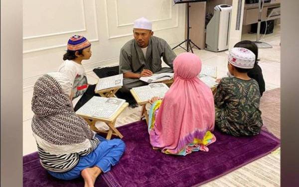Shuib menerusi akaun Instagram miliknya ada berkongsi satu foto dirinya bersama anak-anak sedang mengaji bersama-sama sempena mengenangkan pemergian Allahyarham Siti Sarah sebulan yang lalu.