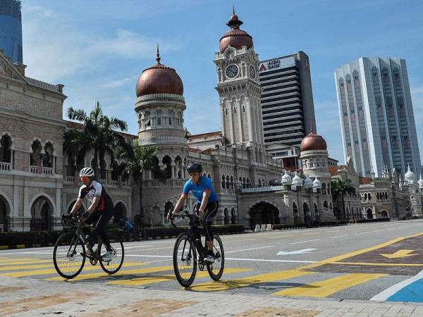 Kelihatan orang ramai melakukan aktiviti riadah ketika tinjauan dalam Pelan Pemulihan Negara fasa 2 di Dataran Merdeka hari ini.