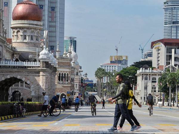 Kelihatan orang ramai melakukan aktiviti riadah ketika tinjauan dalam Pelan Pemulihan Negara fasa 2 di Dataran Merdeka hari ini.