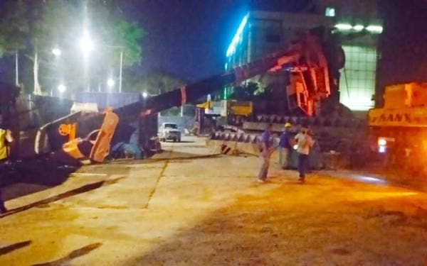Kren bergerak di tapak projek penyambungan sebuah hospital di Jalan Masjid Negeri tumbang dalam kejadian pada petang Jumaat.