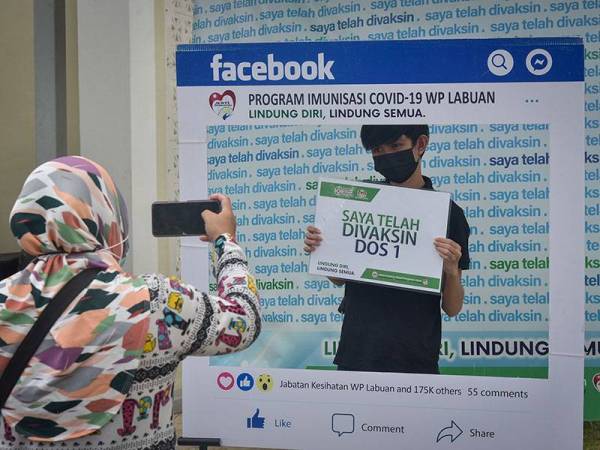 Seorang pelajar bergambar selepas menerima suntikan dos pertama vaksin Covid-19 di pusat pemberian vaksin (PPV) di Dewan Kompleks Darul Kifayah MAIWP Labuan hari ini.