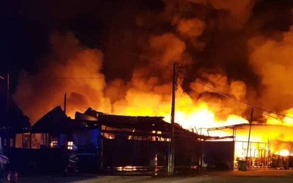 Lima premis perniagaan musnah dalam kebakaran di Jalan Padang Lalang pada awal pagi Sabtu.