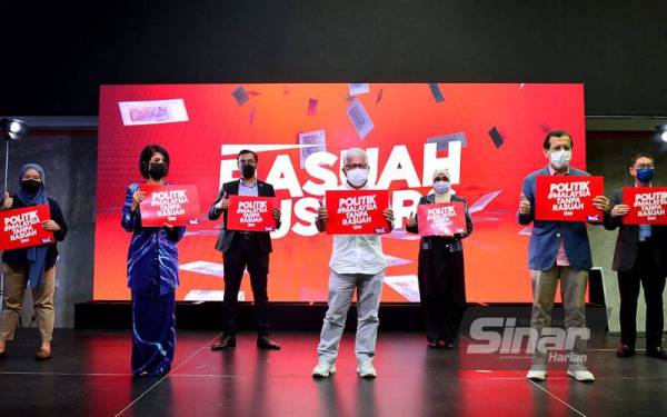Ketua Pasukan Rasuah Busters Datuk Hussamuddin Yaacub (tengah) bergambar bersama panel selepas Majliis Pelancaran Gerakan Politik #MalaysiaTanpaRasuah di Seksyen 15, hari ini.