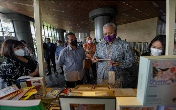 Annuar ketika melawat pameran mengenai kandungan kreatif yang dihasilkan para penggiat seni kreatif ketika menghadiri sesi taklimat bersama Kumpulan MyCreative Ventures di bangunan Mercu Mustapha Kamal, pada Sabtu. - Foto Bernama