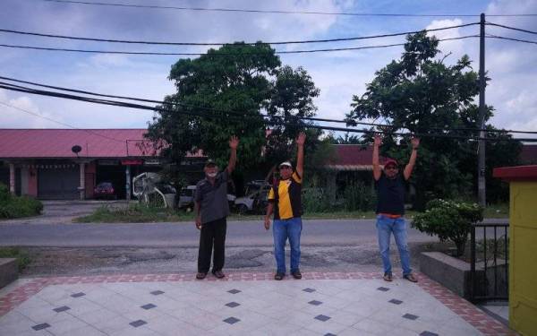 Keadaan kabel telekomunikasi di hadapan rumah Azhar yang semakin mengendur.