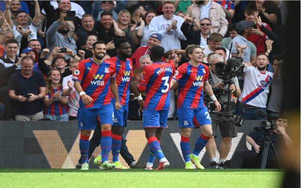Edouard (dua, kiri) meraikan jaringan ketika aksi Crystal Palace menentang Tottenham Hotspur di Stadium Selhurst Park. - Foto EPA