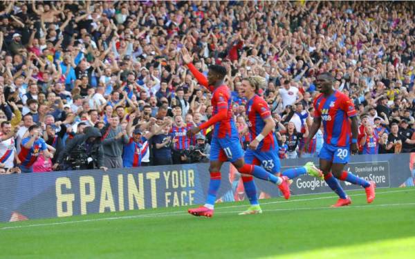 Zaha (kiri) meraikan jaringan ketika aksi Crystal Palace menentang Tottenham Hotspur di Stadium Selhurst Park. -Foto EPA