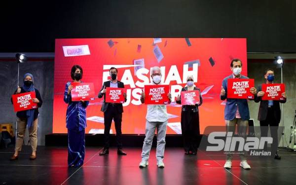Hussamuddin (tengah) bersama-sama Pasukan Rasuah Busters semasa pelancaran gerakan Politik #MalaysiaTanpaRasuah pada Sabtu di Shah Alam.
