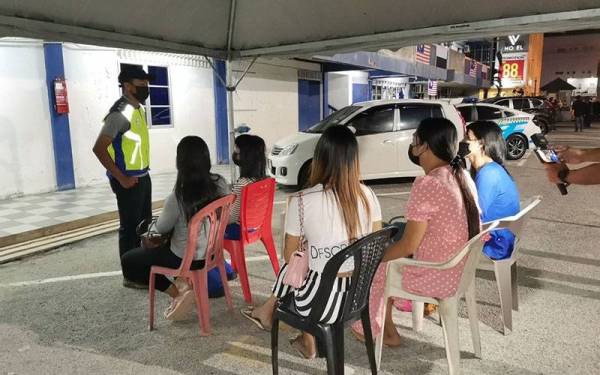 Enam mak nyah ditahan dalam 'Ops Pasar' di sekitar bandar raya Kuantan pada malam Sabtu.