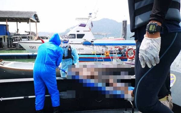 Lelaki tempatan yang ditemui terdampar atas batu di Pulau Pangkor pada Sabtu dibawa Pasukan Maritim Malaysia Perak bagi mendapatkan rawatan di Hospital Seri Manjung. Foto: Ihsan Maritim Malaysia Perak