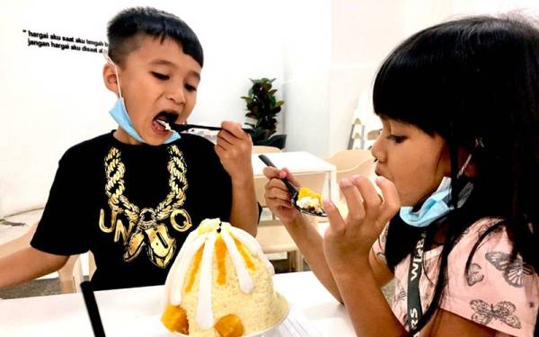 Anak-anak berusia 17 tahun dan ke bawah di Kelantan dibenarkan untuk 'dine-in' bersama ibu bapa atau individu yang lengkap vaksinasi Covid-19 bermula Khamis. - Gambar hiasan