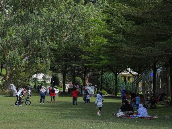 Orang ramai ceria semasa beriadah ketika tinjauan foto Bernama di Taman Tugu hari ini.
