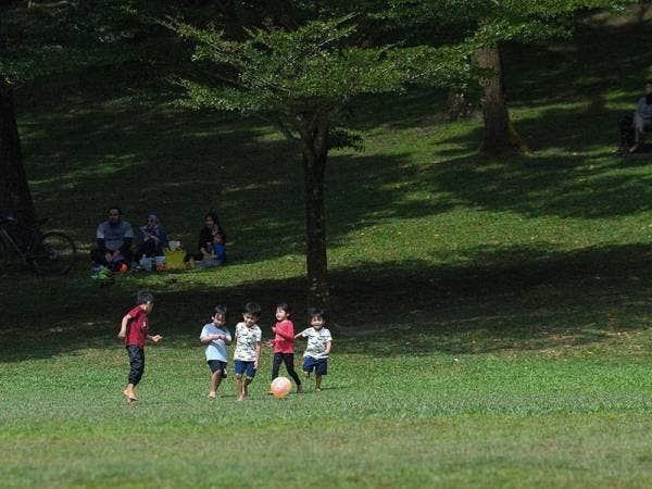 Sekumpulan kanak-kanak kelihatan ceria bermain semasa beriadah ketika tinjauan foto Bernama di Taman Tugu hari ini.