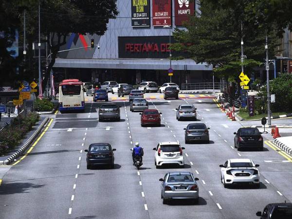 Aliran trafik berjalan lancar meskipun pergerakan antara negeri ini dibenarkan dan tiada lagi sekatan jalan raya (SJR) ketika tinjauan foto Bernama di sekitar ibu kota hari ini.