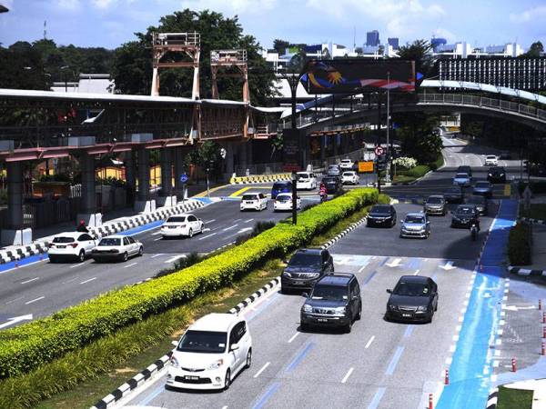 Aliran trafik berjalan lancar meskipun pergerakan antara negeri ini dibenarkan dan tiada lagi sekatan jalan raya (SJR) ketika tinjauan foto Bernama di sekitar ibu kota hari ini.