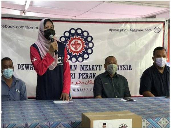 Nolee Ashilin bercakap kepada media selepas Program Penyerahan Bantuan Barang Asas Sumbangan Dewan Perniagaan Melayu Perak kepada JPKK DUN Tualang Sekah di Masjid Al-Hidayah, Kg Batu 8, Batu Gajah, hari ini. - Foto Awani