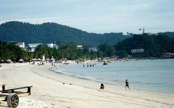 Polis akan melaksanakan pemantauan lebih ketat di Langkawi bagi memastikan pelancong mematuhi semua SOP yang ditetapkan. - Foto Bernama