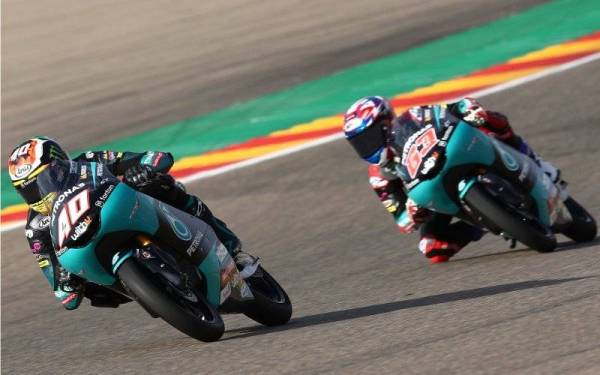 Aksi Syarifuddin (63) dan Binder (40) di GP Aragon pada Ahad. - Foto Petronas SIC
