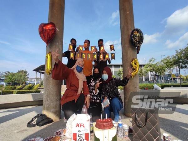 Nur Syafikah (tengah) bersama rakan-rakannya menyambut hari lahirnya ke-19 di Setia Eco Park, Shah Alam pada Ahad.