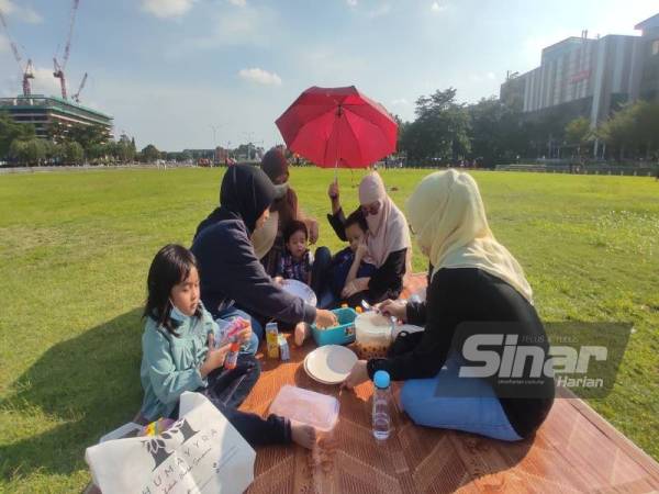 Yulaili Putri (kanan) bersama keluarga sanggup datang dari Gombak ke Setia Eco Park, Shah Alam untuk berkelah bersama keluarganya pada hujung minggu.