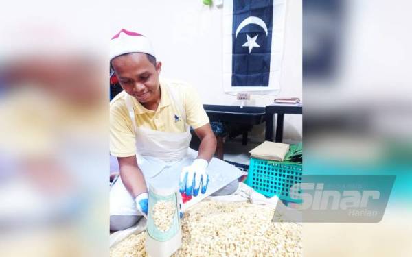 Tempe yang siap diproses akan dibungkus menggunakan daun pisang.