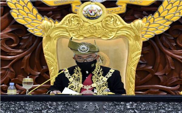 Yang di-Pertuan Agong Al-Sultan Abdullah Ri'ayatuddin Al-Mustafa Billah Shah berkenan menyampaikan titah Diraja pada Istiadat Pembukaan Mesyuarat Penggal Keempat, Parlimen ke-14 di Bangunan Parlimen, pada Isnin. - Foto Bernama 