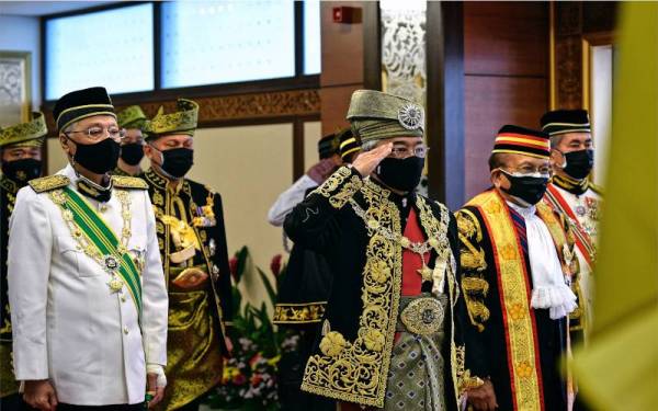 Yang di-Pertuan Agong Al-Sultan Abdullah Ri'ayatuddin Al-Mustafa Billah Shah berkenan mencemar duli bagi menyempurnakan Istiadat Pembukaan Mesyuarat Penggal Keempat, Parlimen ke-14 di Bangunan Parlimen, pada Isnin. Turut hadir Perdana Menteri Datuk Seri Ismail Sabri Yaakob (kiri) dan Yang Dipertua Dewan Negara, Tan Sri Dr Rais Yatim (kanan). Foto Bernama