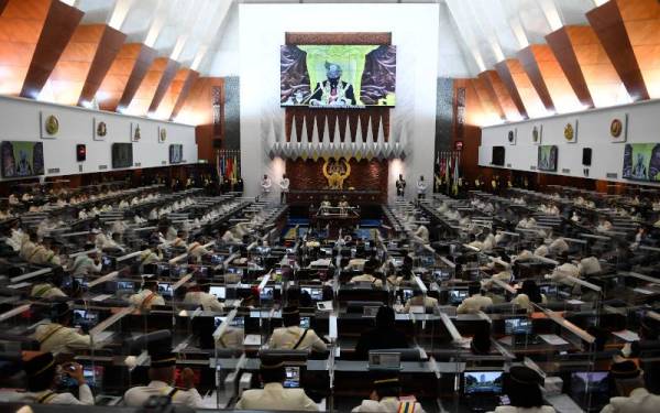 Yang di-Pertuan Agong Al-Sultan Abdullah Ri'ayatuddin Al-Mustafa Billah Shah berkenan menyampaikan titah Diraja pada Istiadat Pembukaan Mesyuarat Penggal Keempat, Parlimen ke-14 di Bangunan Parlimen pada Isnin. - Foto Bernama