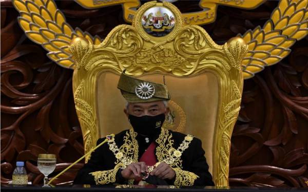 Yang di-Pertuan Agong Al-Sultan Abdullah Ri'ayatuddin Al-Mustafa Billah Shah berkenan mencemar duli bagi menyempurnakan Istiadat Pembukaan Mesyuarat Penggal Keempat, Parlimen ke-14 di Bangunan Parlimen, pada Isnin. - Foto Bernama 