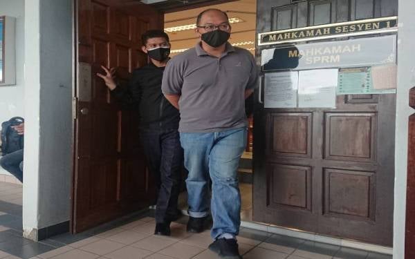 Ab Hanif mengaku tidak bersalah terima suapan di Mahkamah Sesyen di Ayer Keroh pada Isnin.