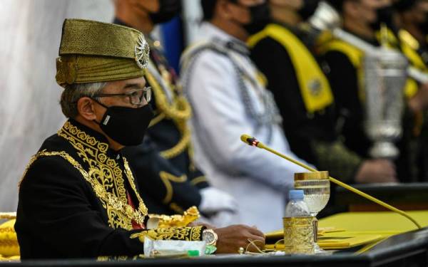 Yang di-Pertuan Agong Al-Sultan Abdullah Ri'ayatuddin Al-Mustafa Billah Shah berkenan menyampaikan Titah Diraja pada Istiadat Pembukaan Mesyuarat Penggal Keempat, Parlimen ke-14 di Bangunan Parlimen pada Isnin. - Foto Bernama