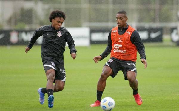 Willian (kiri), menjalani latihan bersama pemain Corinthians baru-baru ini. - Foto Playcrazygame